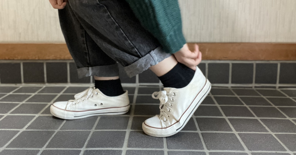 女性が靴を履く画像