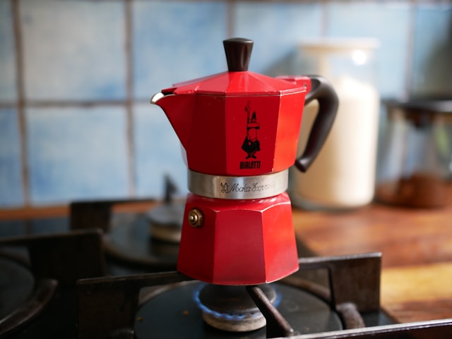 赤いビアレッティコーヒーマシンの画像