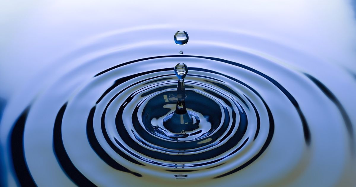 水面に水が滴る画像。